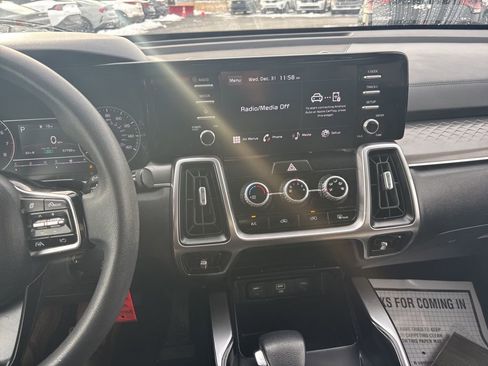 Used 2023 Kia Sorento LX image 10