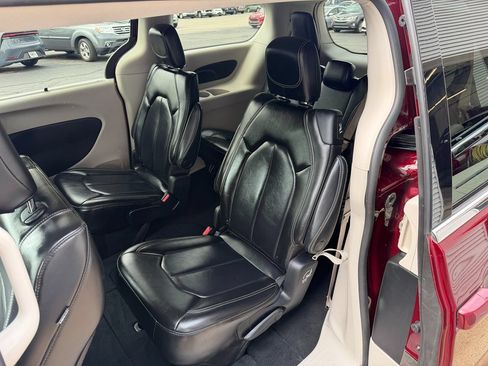 Used 2023 Chrysler Pacifica Touring-L FWD image 5