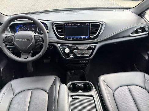 Used 2024 Chrysler Pacifica Touring-L w/ S Appearance Package AWD/4WD image 19