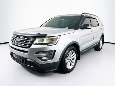 Used 2017 Ford Explorer XLT w/ Equipment Group 201A image 3