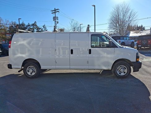 Used 2018 Chevrolet Express 2500 Extended image 4