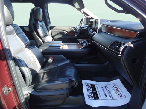 Used 2019 Lincoln Navigator Reserve image 32