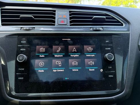 Certified 2022 Volkswagen Tiguan SE R-Line image 24