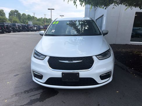 Used 2023 Chrysler Pacifica Touring-L FWD image 9