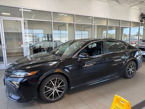 Used 2022 Toyota Camry SE w/ Carpet Mat Package (TMS) AWD/4WD image 1