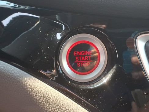 Used 2018 Honda Pilot Elite image 12