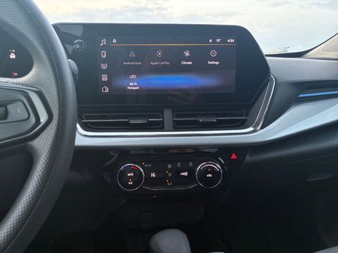 Used 2025 Chevrolet Trax LT image 18