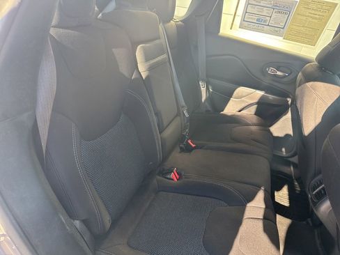 Used 2019 Jeep Cherokee Latitude w/ Popular Appearance Group image 21