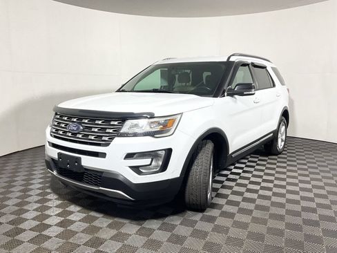 Used 2017 Ford Explorer XLT w/ Equipment Group 201A AWD/4WD image 2
