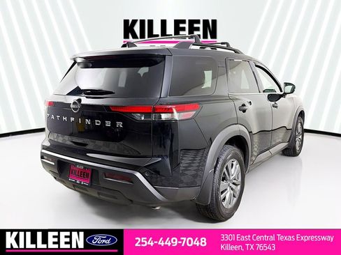 Used 2025 Nissan Pathfinder SV image 8