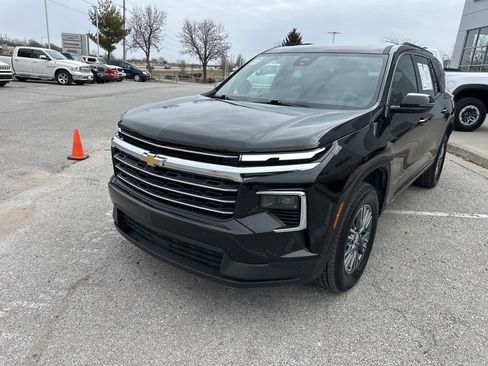 Used 2025 Chevrolet Traverse LT image 8