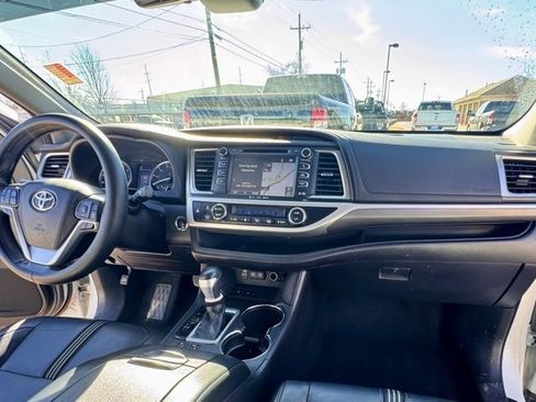 Used 2018 Toyota Highlander SE image 12