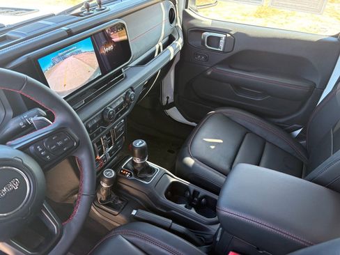 Used 2024 Jeep Wrangler Unlimited Rubicon w/ Convenience Group image 16