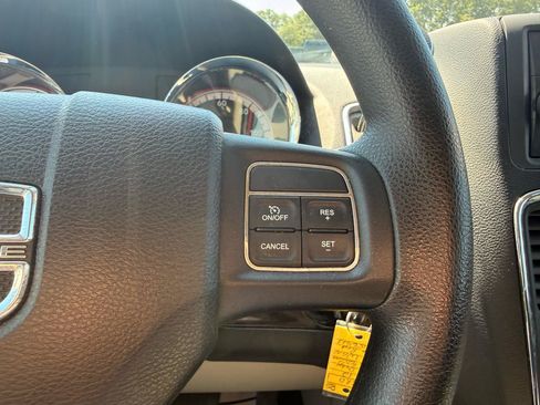 Used 2012 Dodge Grand Caravan SXT FWD image 17