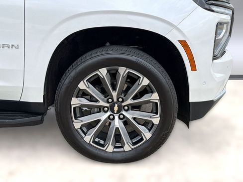 Used 2025 Chevrolet Suburban High Country image 12