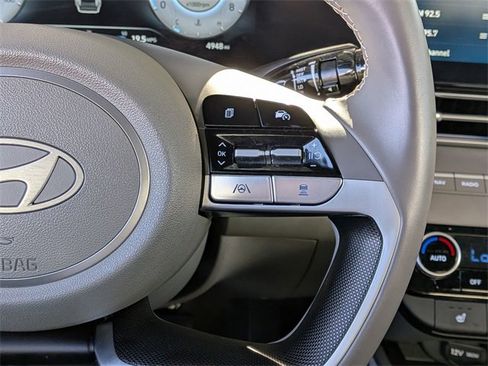 Used 2025 Hyundai Elantra SEL image 16