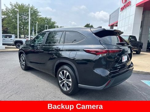 Used 2024 Toyota Highlander XLE FWD image 5
