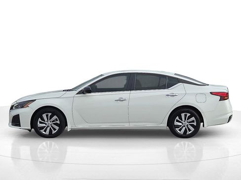 Used 2024 Nissan Altima 2.5 S image 3