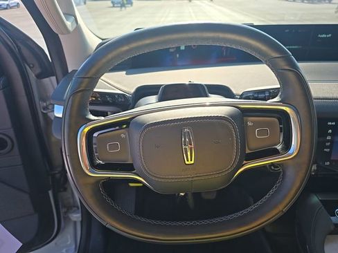Used 2025 Lincoln Navigator Reserve AWD/4WD image 4