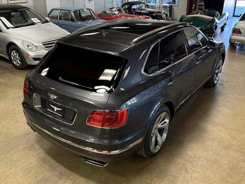 Used 2018 Bentley Bentayga image 21