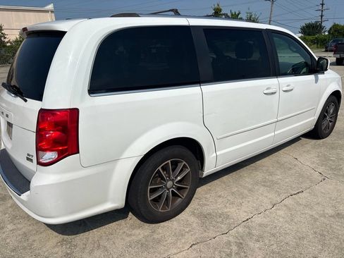 Used 2017 Dodge Grand Caravan SXT FWD image 5