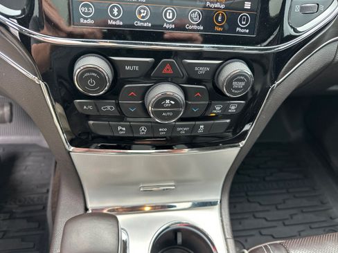 Used 2019 Jeep Grand Cherokee Overland w/ Interior Metal Package AWD/4WD image 34