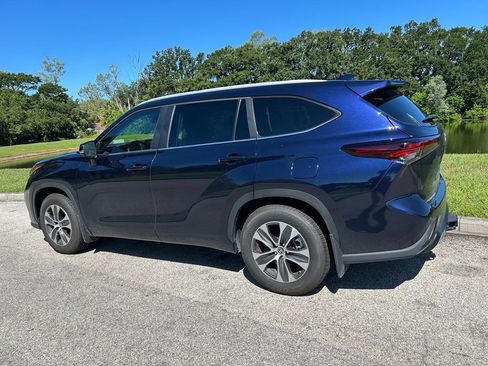 Used 2024 Toyota Highlander XLE FWD image 4