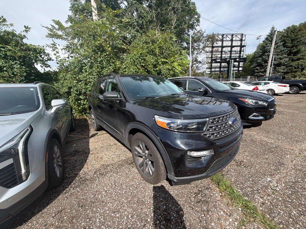 Used 2021 Ford Explorer XLT w/ Equipment Group 202A AWD/4WD image 5