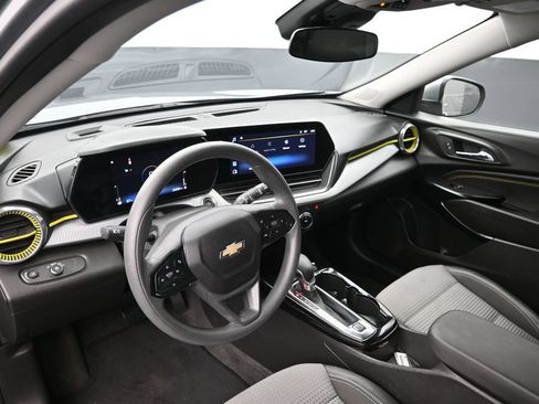 Used 2025 Chevrolet Trax LT FWD image 13