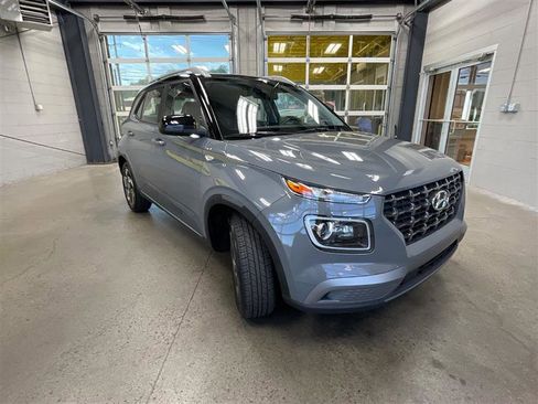 Used 2022 Hyundai Venue Limited FWD image 7