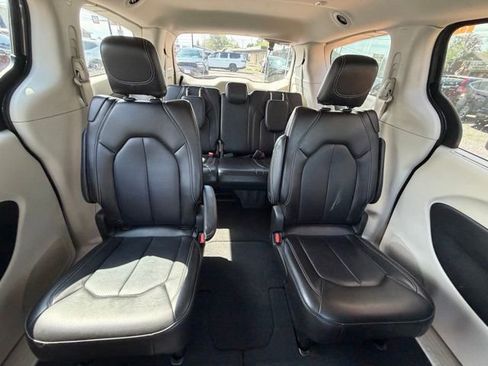 Used 2023 Chrysler Pacifica Touring-L FWD image 16