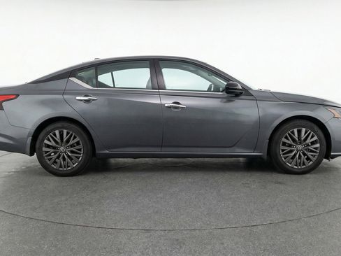 Used 2025 Nissan Altima 2.5 SV image 11