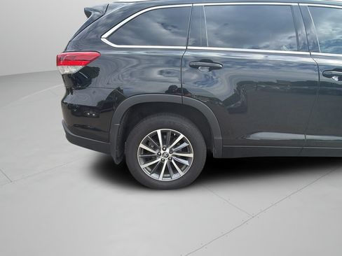 Used 2018 Toyota Highlander XLE AWD/4WD image 33
