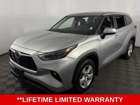 Used 2024 Toyota Highlander LE image 3