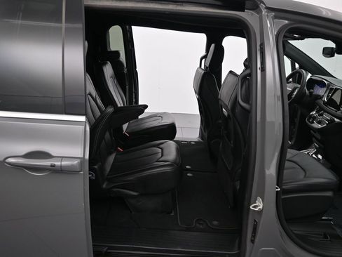 Used 2025 Chrysler Pacifica Select image 19