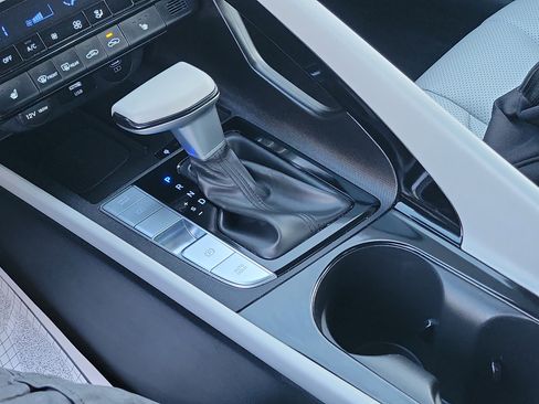 Certified 2025 Hyundai Elantra Limited image 13