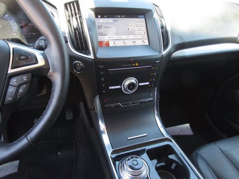 Used 2019 Ford Edge Titanium FWD image 18