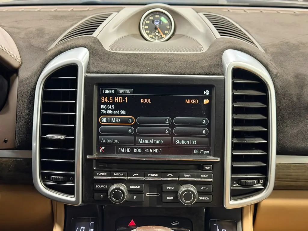 Used 2016 Porsche Cayenne Turbo AWD/4WD image 39