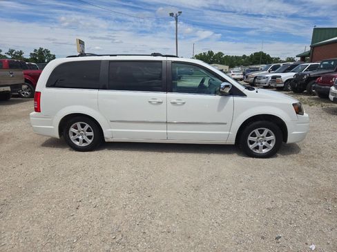 Used 2010 Chrysler Town & Country Touring FWD image 2