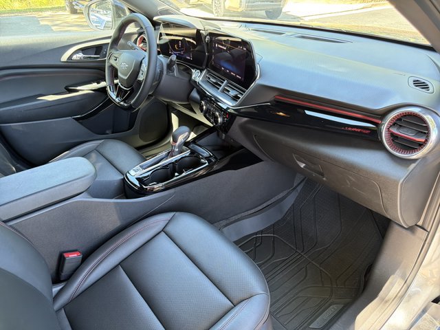 Used 2025 Chevrolet Trax RS w/ Sunroof Package FWD image 13