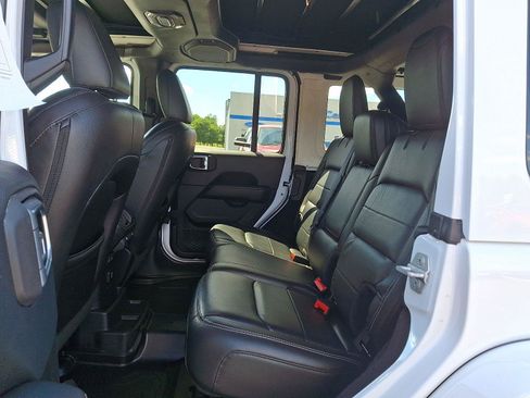 Used 2018 Jeep Wrangler Unlimited Sahara AWD/4WD image 10