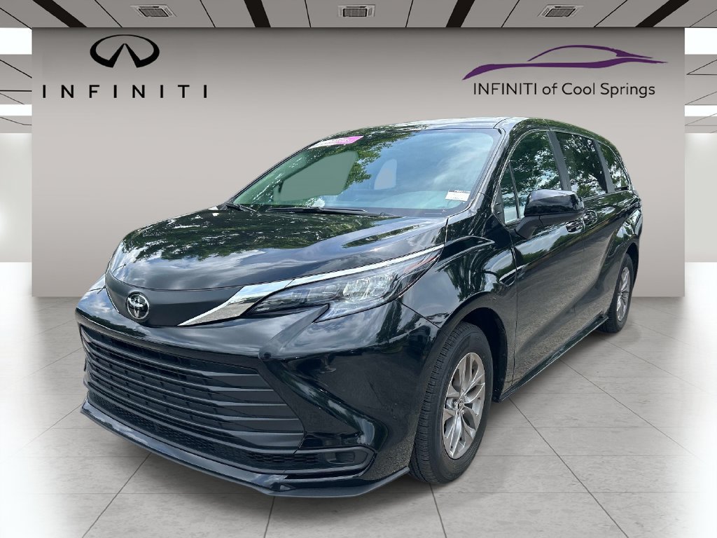 Used 2026 Toyota Sienna LE FWD image 3