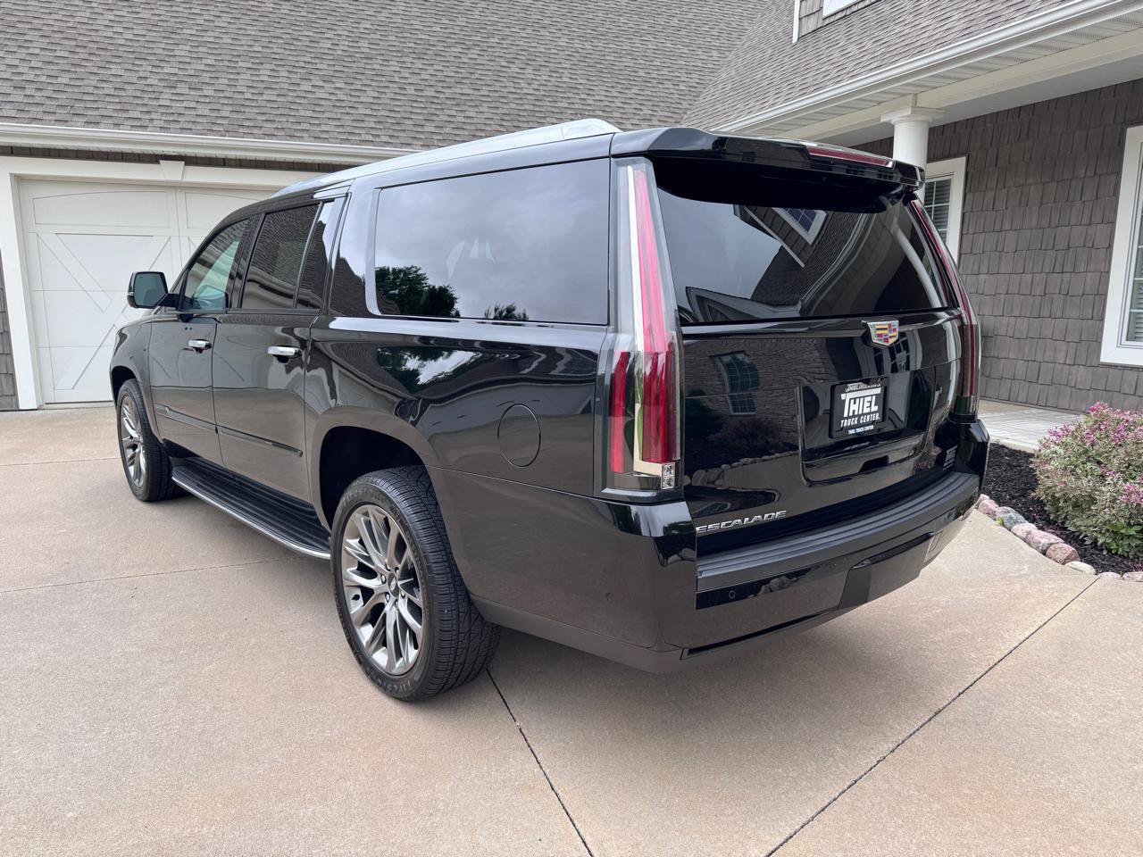 Used 2019 Cadillac Escalade ESV Luxury w/ Escalade Sport Edition AWD/4WD image 4