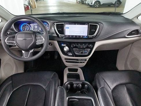 Used 2022 Chrysler Pacifica Touring-L AWD/4WD image 6