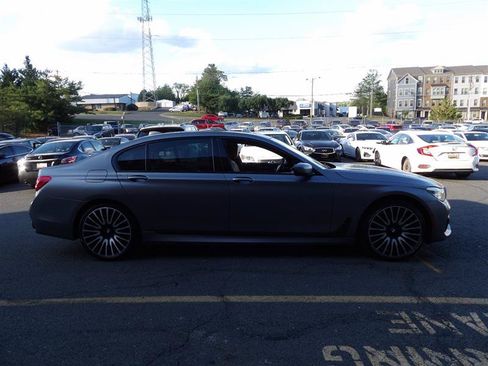 Used 2018 BMW 750i w/ Executive Package RWD image 6