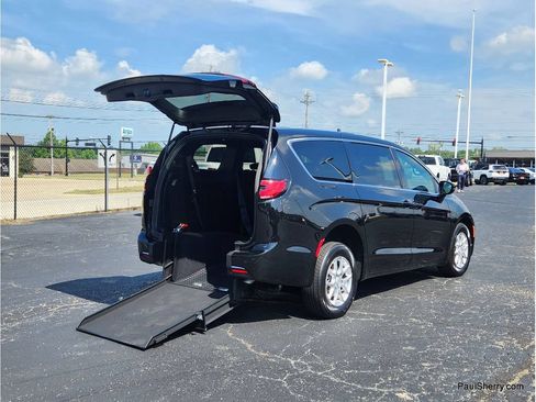 Used 2025 Chrysler Pacifica Select FWD image 8