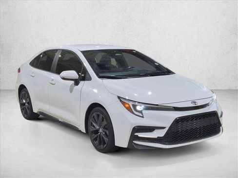 Used 2023 Toyota Corolla SE FWD image 3