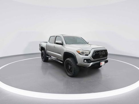 Certified 2018 Toyota Tacoma TRD Off-Road image 2