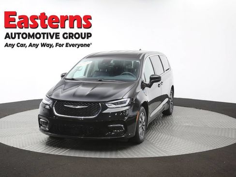 Used 2023 Chrysler Pacifica Touring-L FWD image 56