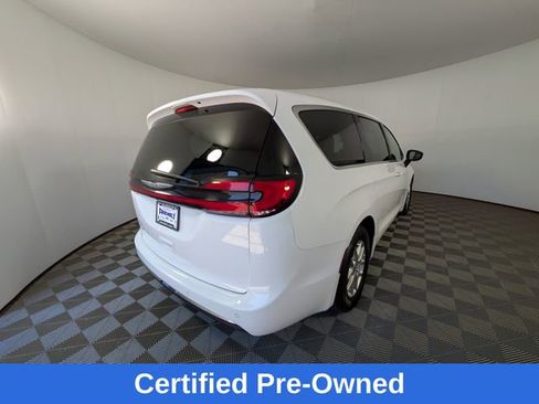 Used 2024 Chrysler Pacifica Touring-L FWD image 4